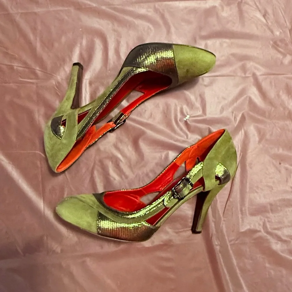 Fendi Green Suede Leather/Gold Metallic Cut Out 4” Pump Heels Size 38/8 $ - Picture 3 of 14